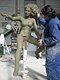 Simone Politi al lavoro su una statua